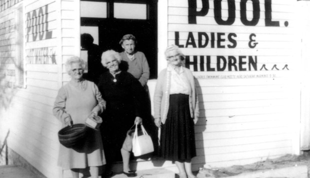Old picture of women's baths in Coogee.