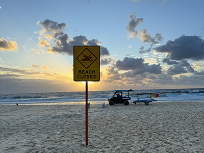Image of closed beach sign at Maroubra.
