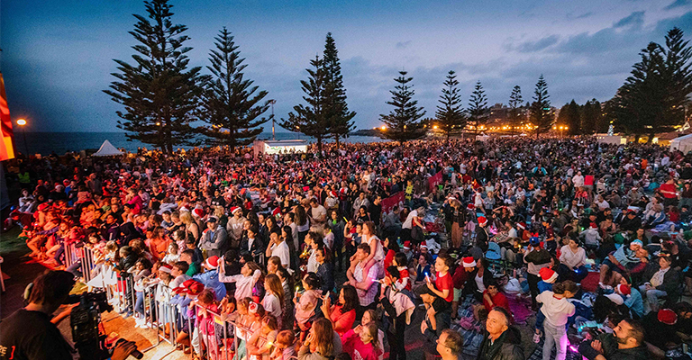 The crowd at Coogee Carols 2019