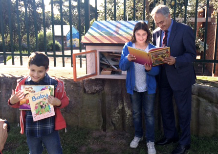 Mayor D'Souza with children at La Perouse free street library
