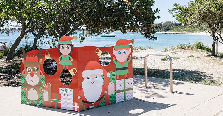 Play peekaboo with the kids and the elves in La Perouse!