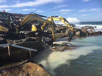 Machines removing a large 25-tonne rock from Mahon Pool Maroubra.