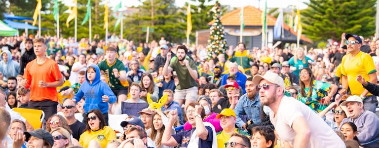 A huge crowd gathers to watch the Socceroos play in the World Cup, live on a big screen in Maroubra.